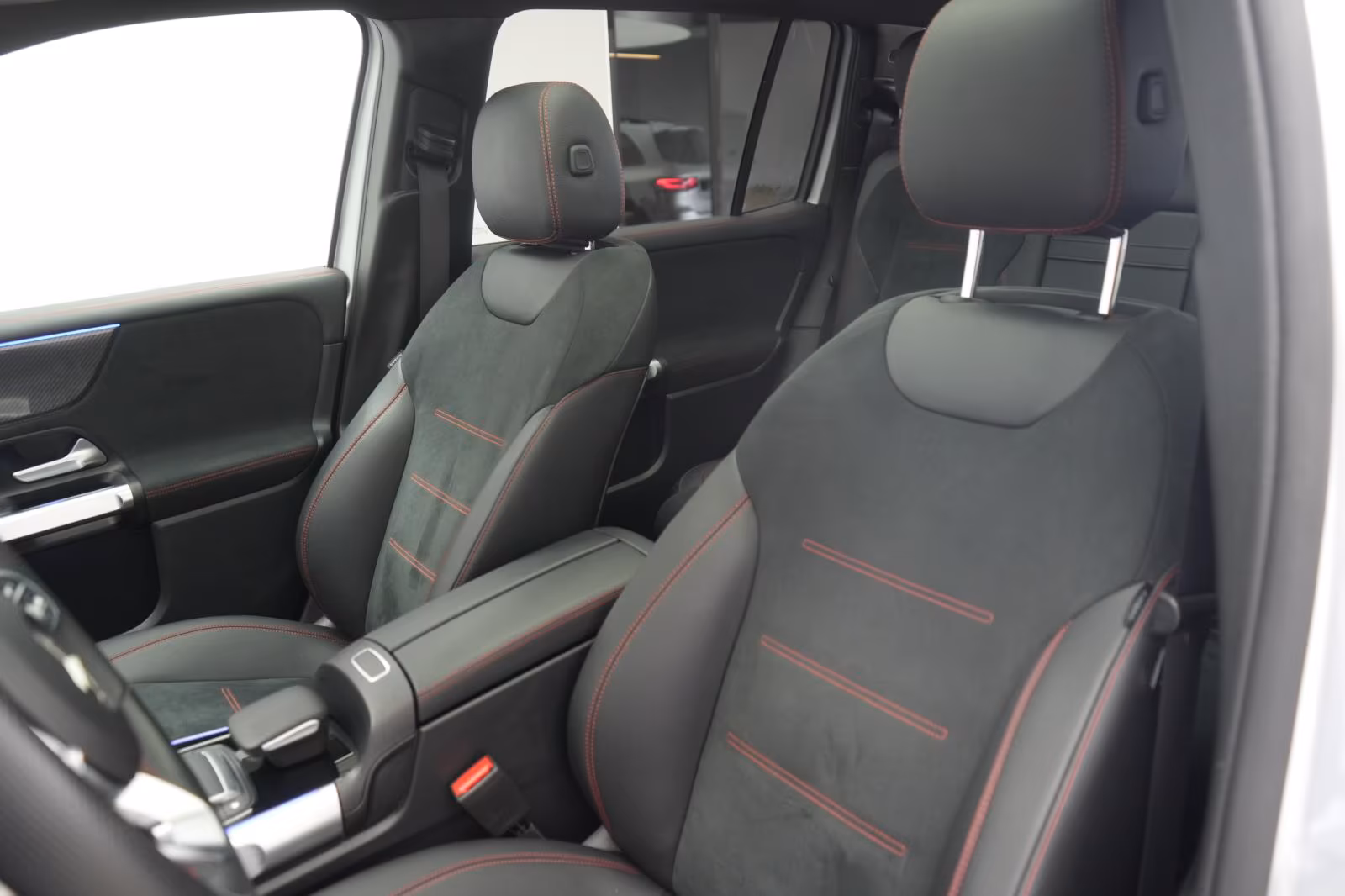 (B-578) Mercedes-Benz GLB 220 d 4Matic 8G-DCT AMG Distronic/Kamera - Image 7