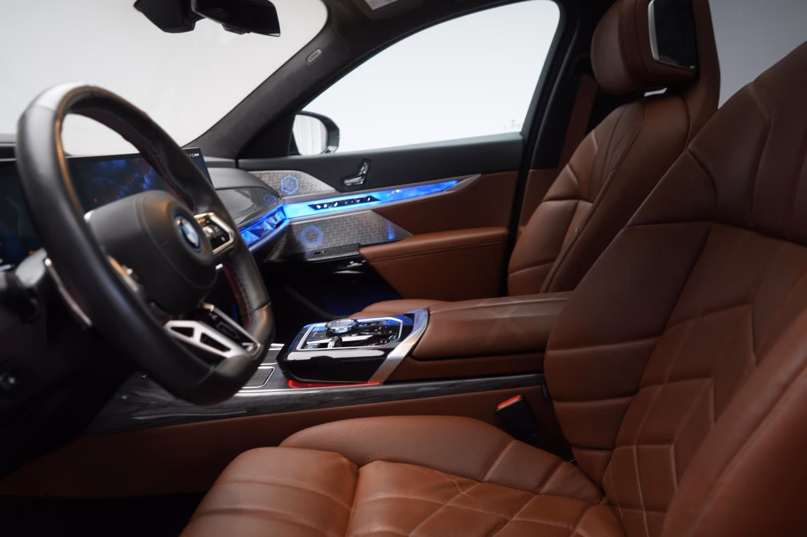 (B-275) BMW i7 M70 xDrive TheatreScreen/SkyLounge/HUD/B&W/Li - Image 6