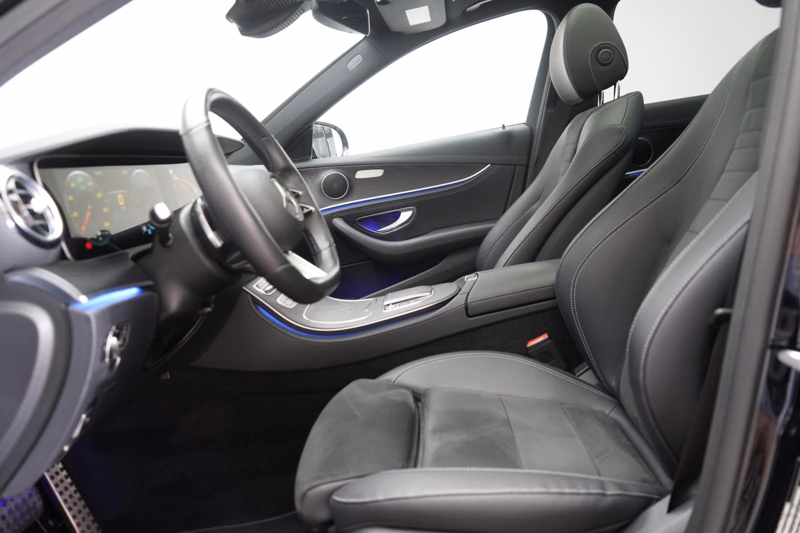 (B-150) Mercedes-Benz(Hybrid) E 300 e T AMG Distronic/Kamera/Pano/Carplay/Lane - Image 6