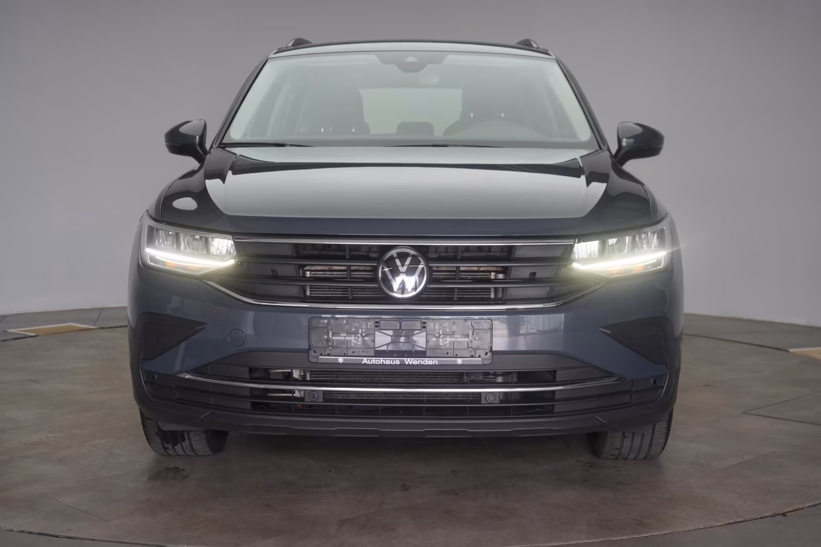 (B-133) Volkswagen Tiguan 2.0 TDI 4Motion DSG Navi/ACC/AHK - Image 2