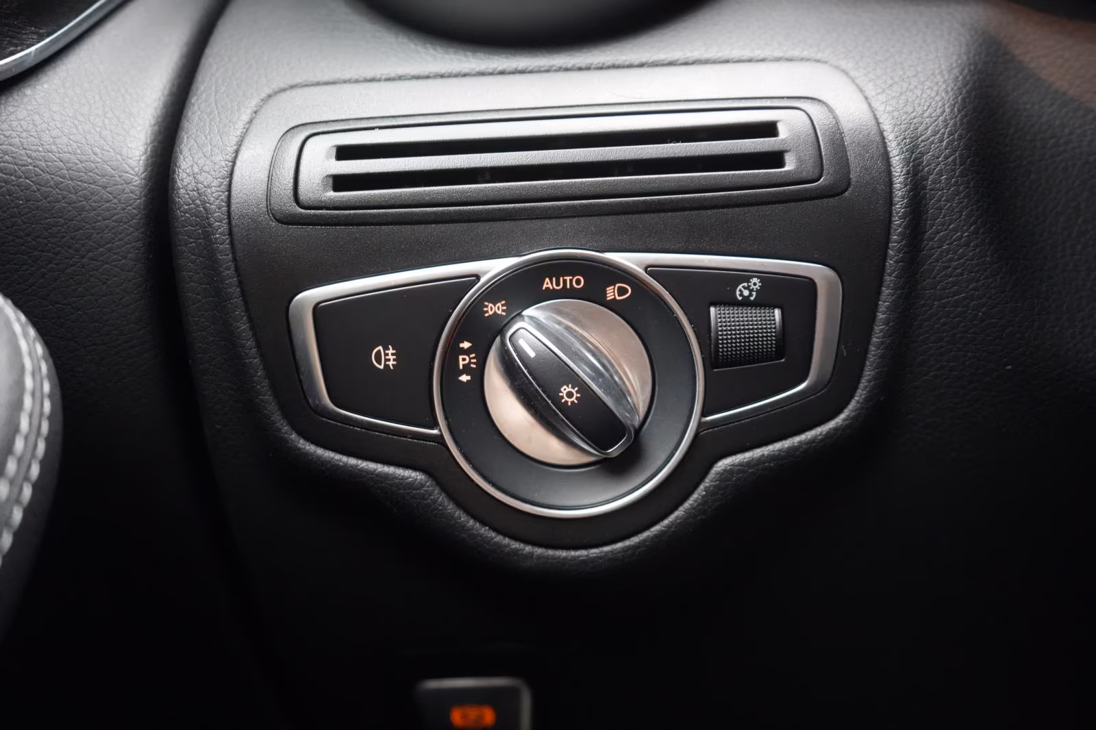 (B-084) Mercedes-Benz(Hybrid) GLC 300 de 4Matic 9G-Tronic AMG Line CarPlay/ - Image 13