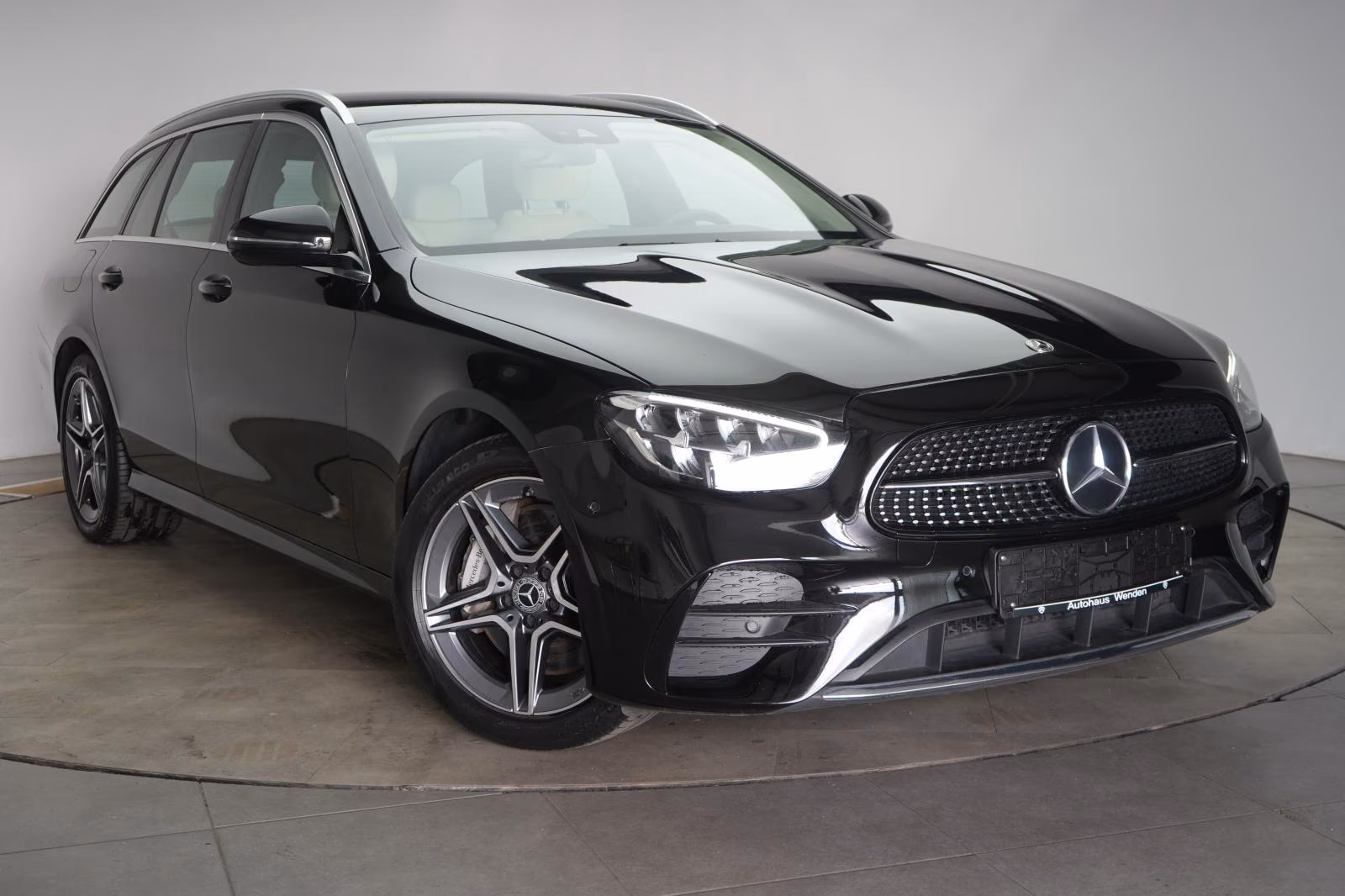 (B-724) Mercedes-Benz(Hybrid) E 300 de T 9G-Tronic AMG CarPlay/Temp/Kamera - Image 1