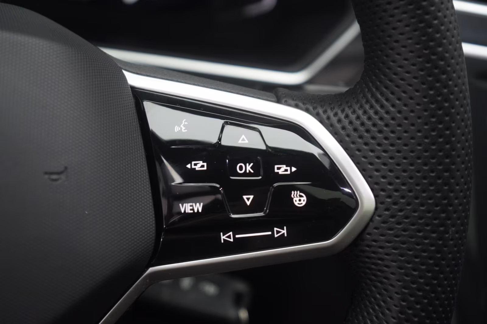 (B-164) Volkswagen Tiguan 2.0 TDI R-Line CarPlay/ACC/Virtual/Pano/A - Image 14