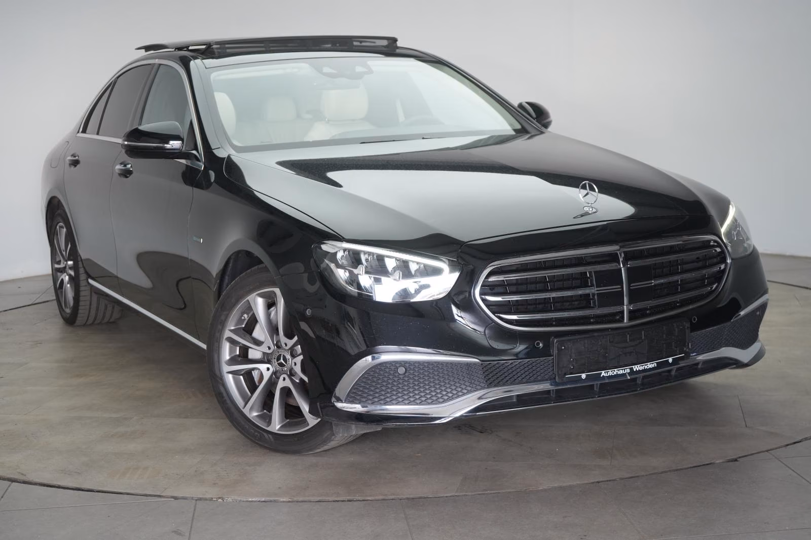 (B-094) Mercedes-Benz(Hybrid) E 300 de 9G-Tronic Exclusive Leder/Distronic/Bur - Image 1