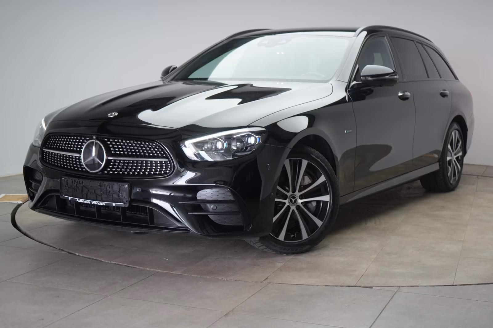 (B-252) Mercedes-Benz(Hybrid) E 300 de T 9G-Tronic AMG Distronic/Kamera/HUD/La - Image 3