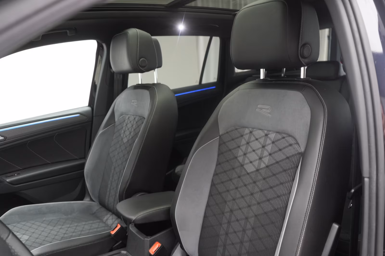 (B-722) Volkswagen Tiguan 2.0 TDI 4Motion R line ACC/Kamera/H&K/Pan - Image 7