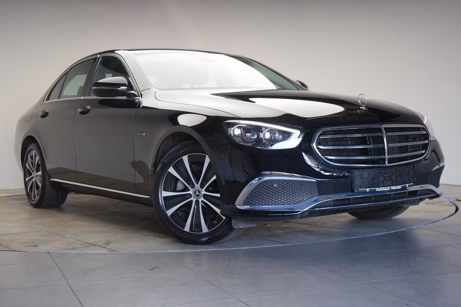 (B-128) Mercedes-Benz(Hybrid) E 300 de 9G-Tronic Exclusive Leder/Distronic/Ka - Image 1