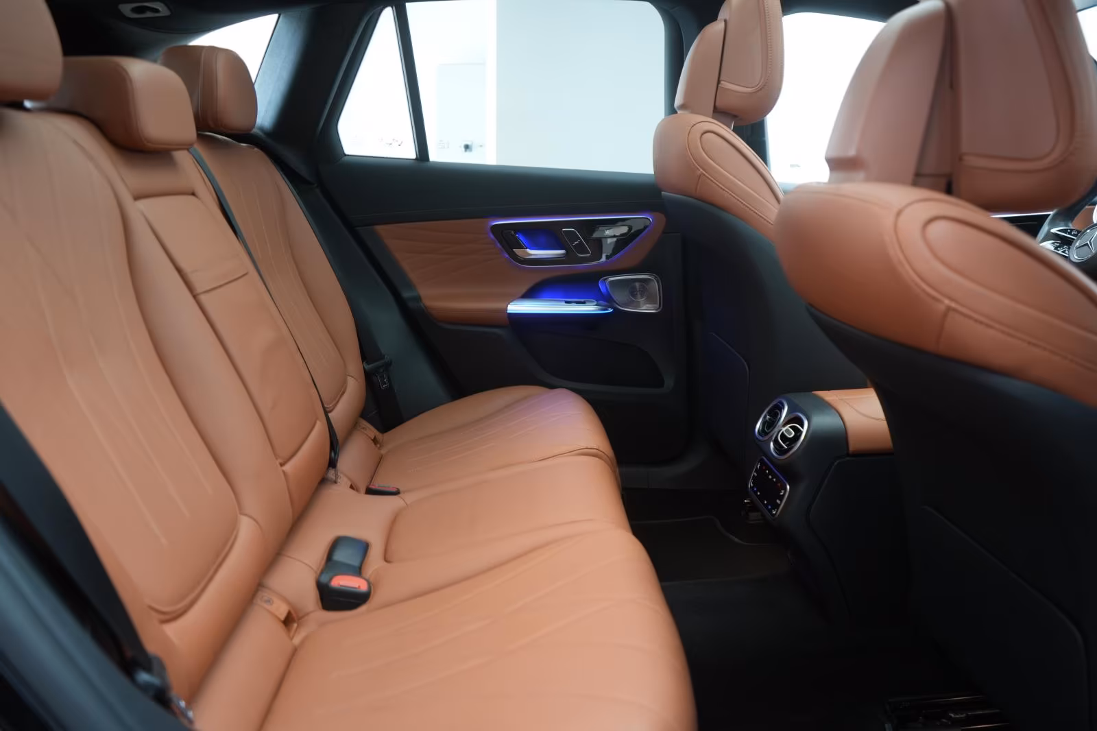 (B-232) Mercedes-Benz(Hybrid) GLC 300 e 4Matic 9G-Tronic AMG Leder/Distronic/ - Image 11