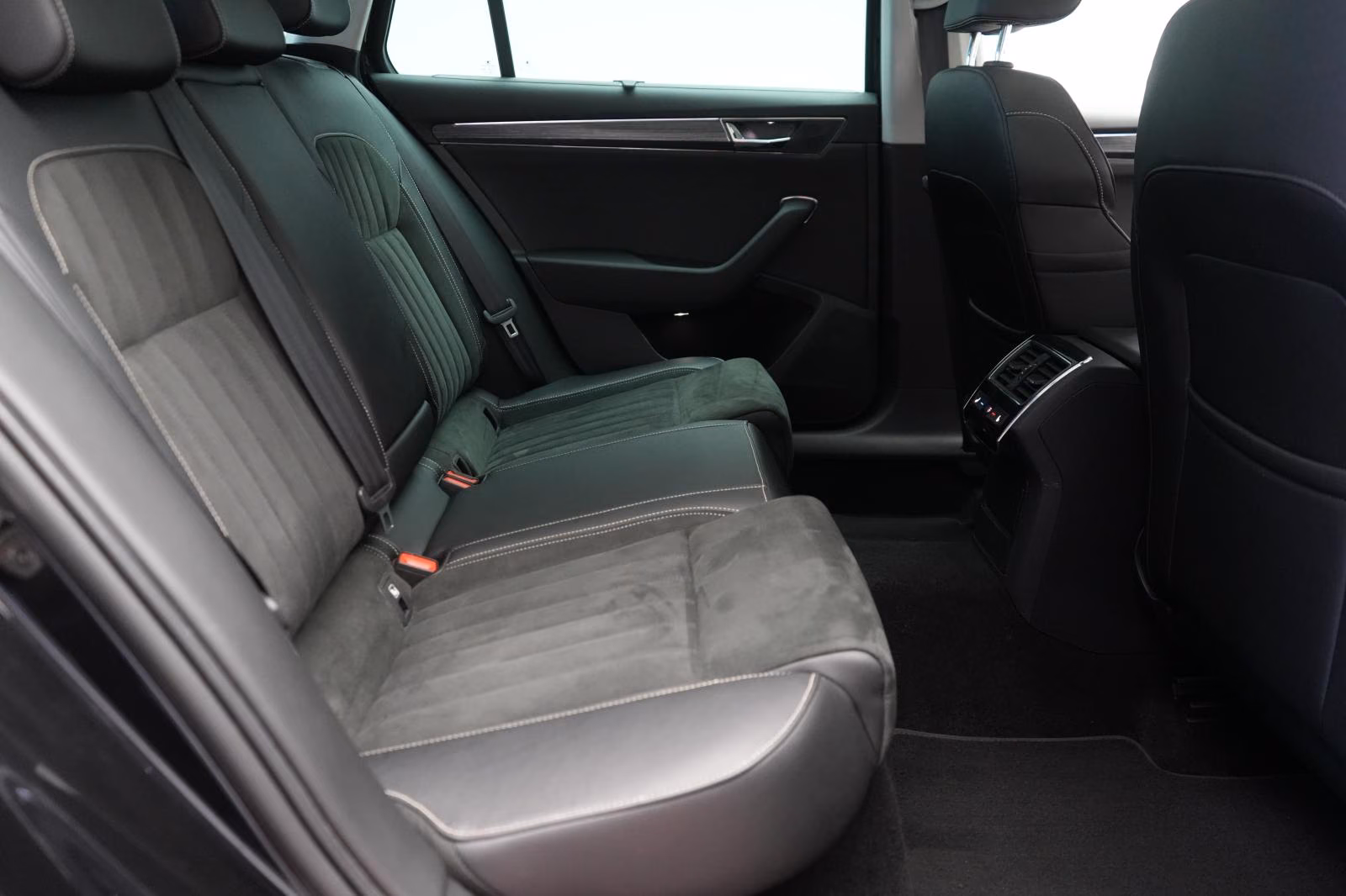 (B-612) Skoda Superb 2.0 TDI DSG ACC/Kamera/Pano/Virtual/Lane - Image 9