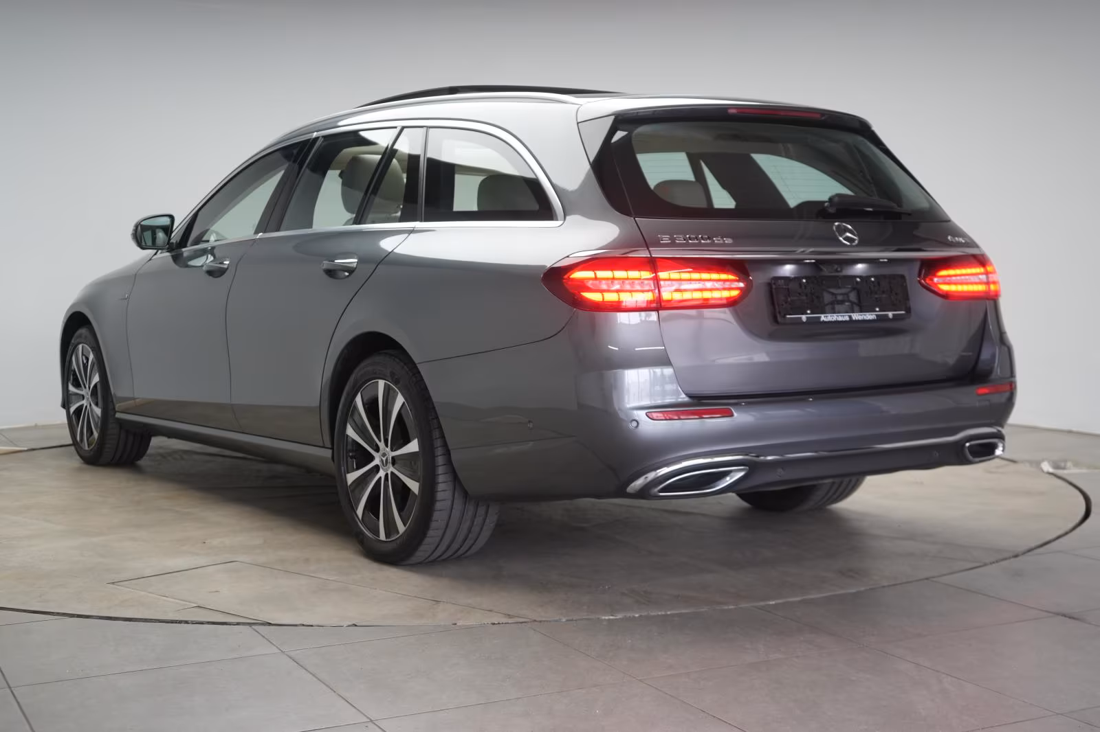 (B-159) Mercedes-Benz(Hybrid) E 300 de 4Matic T 9G-Tronic Avantgarde Leder/Dis - Image 4