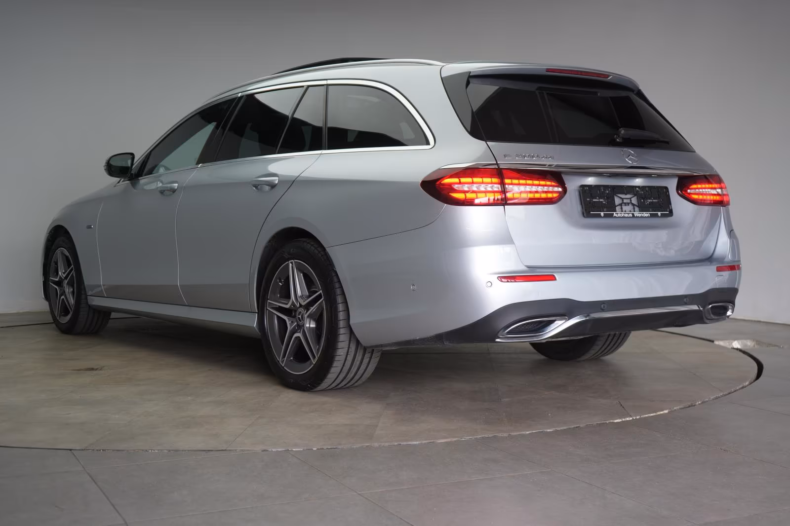 (B-141) Mercedes-Benz(Hybrid) E 300 de T 9G-Tronic AMG Distronic/Kamera/Pano - Image 3