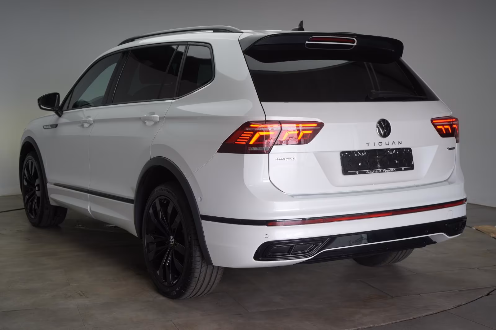 (B-283) Volkswagen Tiguan Allspace 2.0 TSI 4Motion DSG R-Line ACC/K - Image 4