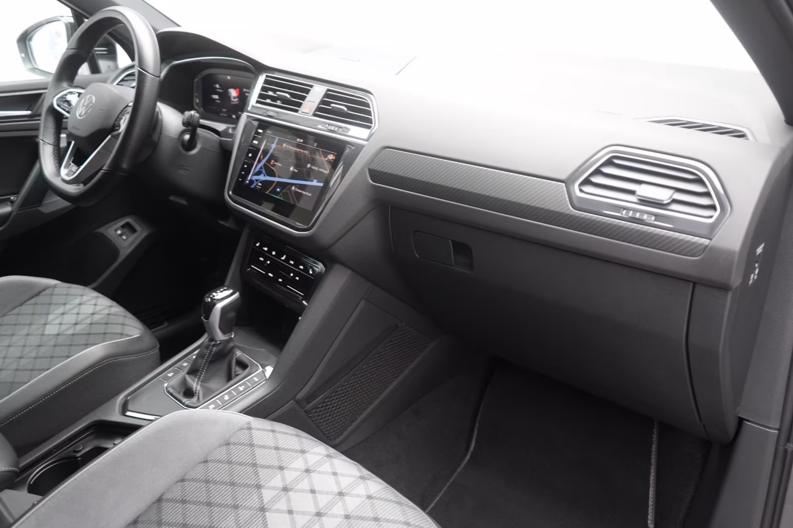 (B-131) Volkswagen Tiguan 1.4 eHybrid DSG R-Line Matrix/DCC/IQ.Driv - Image 10