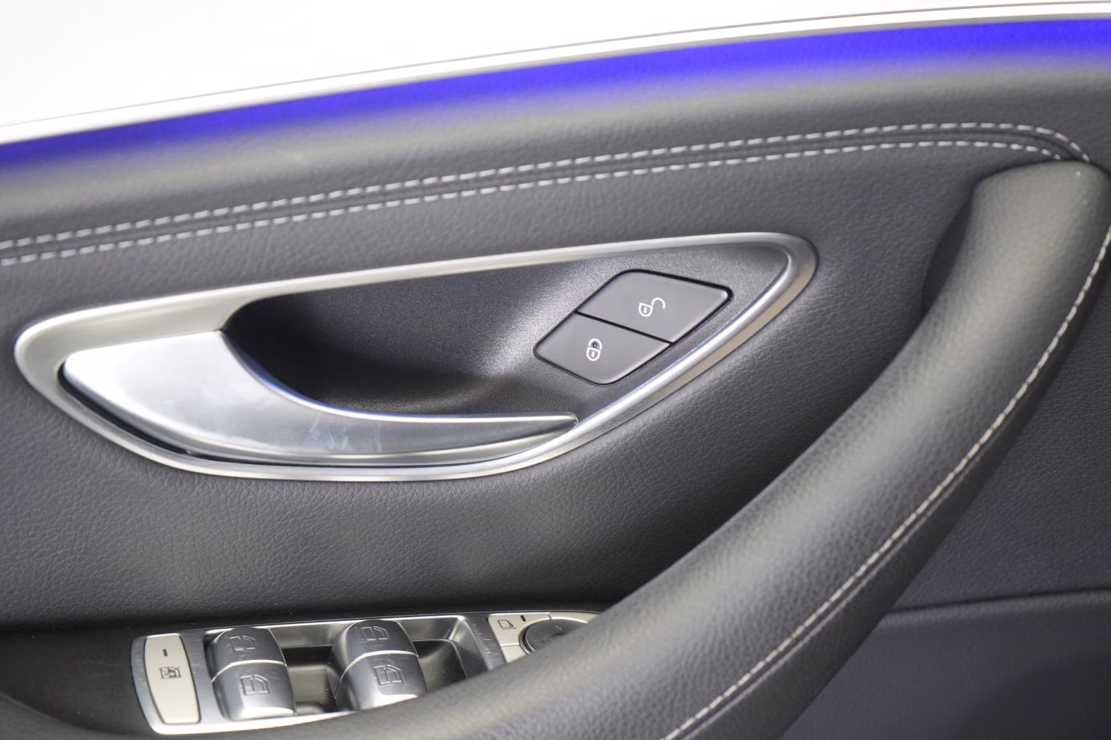 (B-330) Mercedes-Benz(Hybrid) E 300 de 4Matic T 9G-Tronic AMG Kamera/AHK/Wide - Image 12