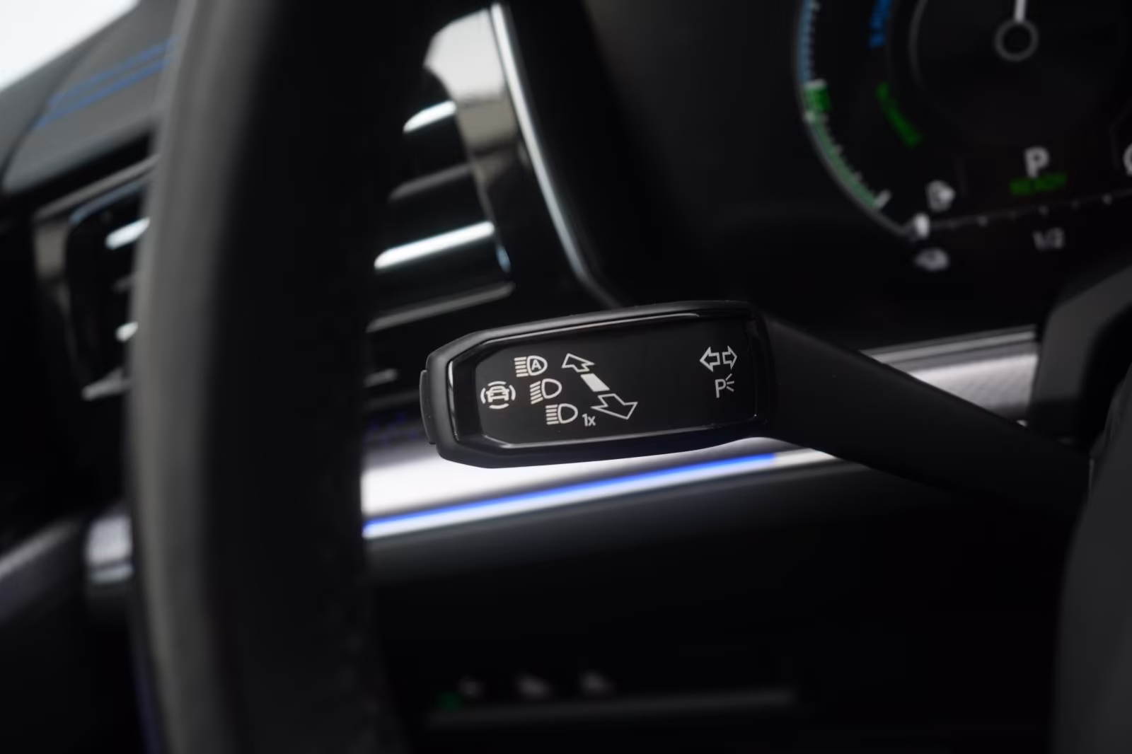 (B-401) Volkswagen Touareg R 4 Motion 3.0 eHybrid Leder/ACC/Night/H - Image 14
