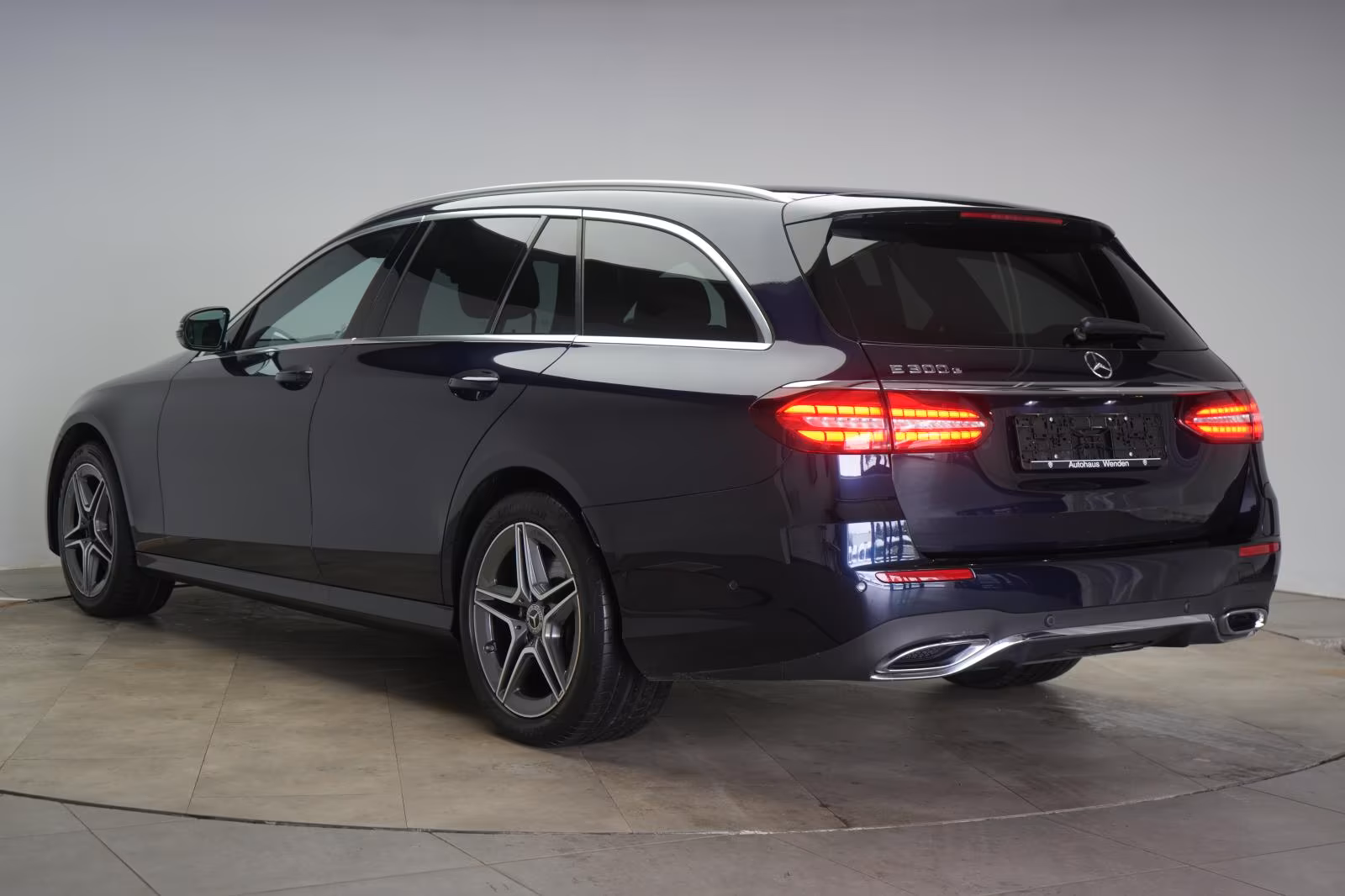 (B-259) Mercedes-Benz(Hybrid) E 300 e T 9G-Tronic AMG Distronic/Kamera/AHK/L - Image 4