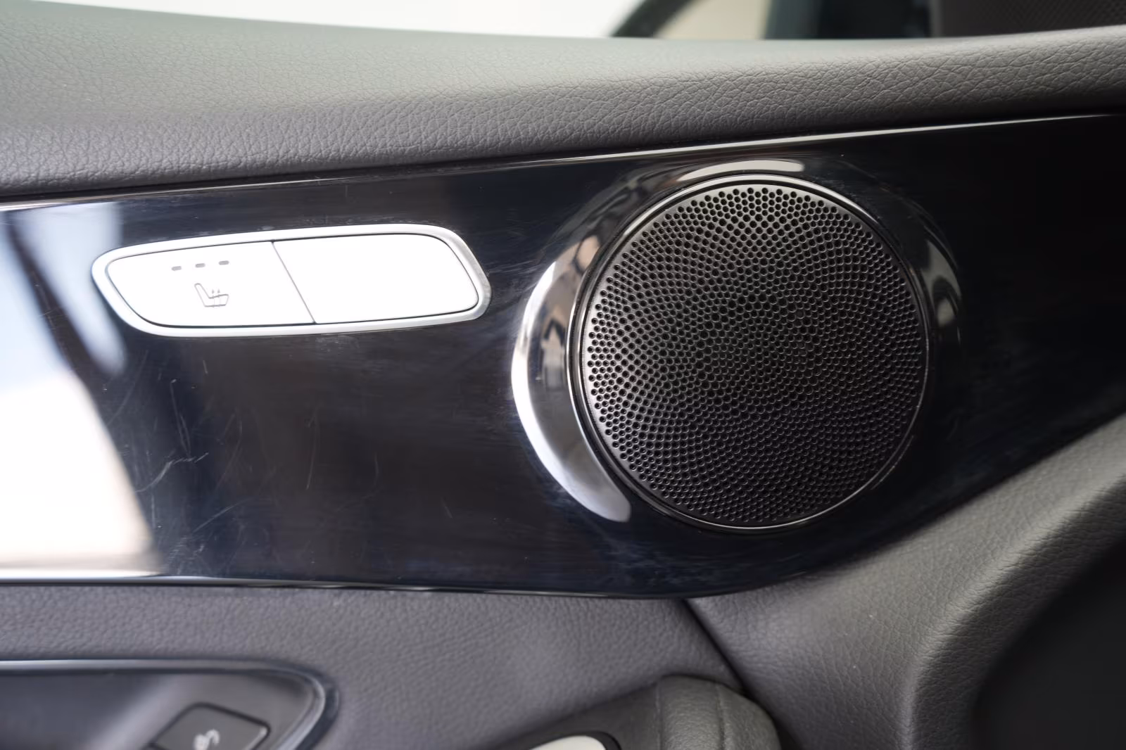 (B-376) Mercedes-Benz(Hybrid) GLC 300 e 4Matic 9G-Tronic Temp/Kamera/AHK/ - Image 13