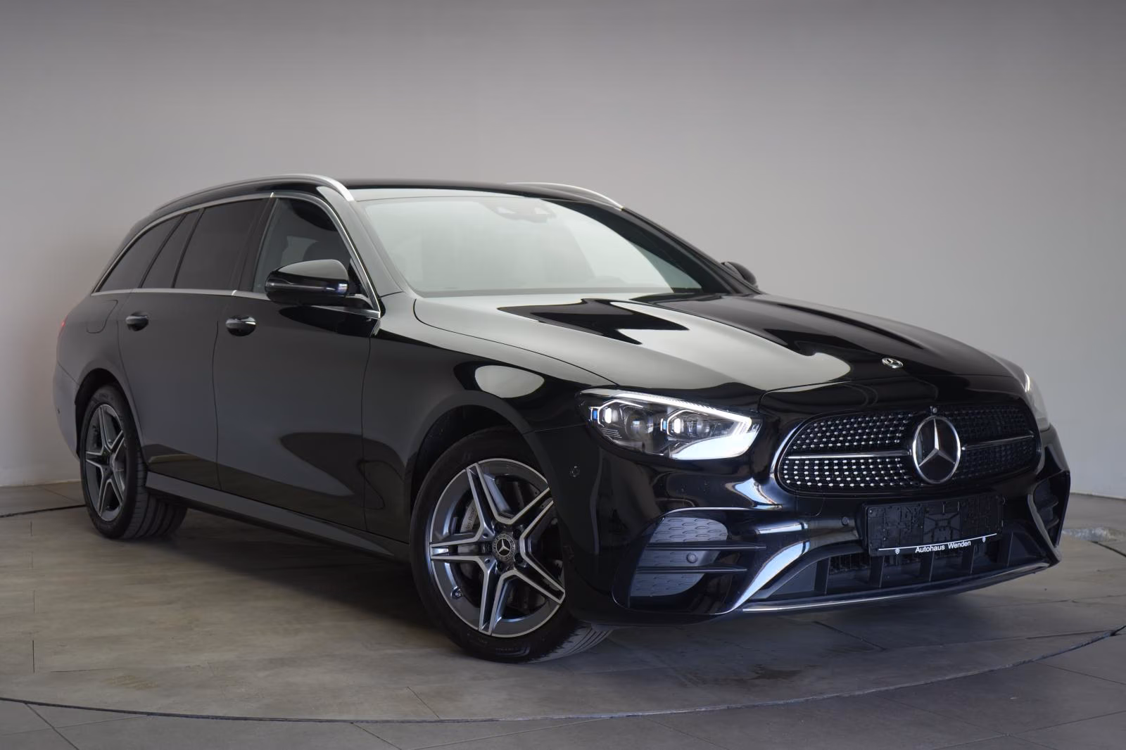 (B-413) Mercedes-Benz(Hybrid) E 300 de 4Matic T 9G AMG Softclose/Burmester/Air - Image 1