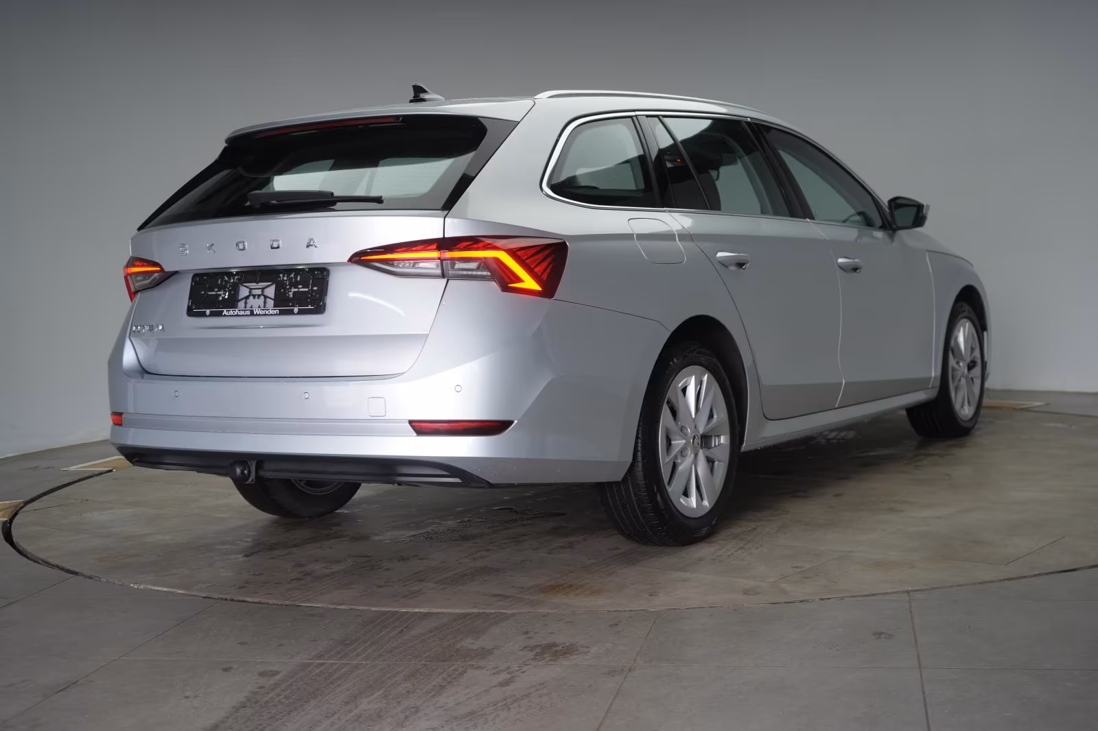 (B-306) Skoda Octavia 2.0 TDI DSG Style ACC/Virtual/Lane/Side/ - Image 5