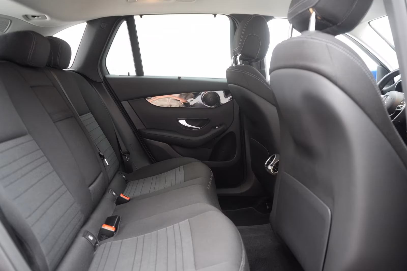 (B-144) Mercedes-Benz(Hybrid) GLC 300 e 4Matic 9G-Tronic AHK/Kamera/HUD/ - Image 11