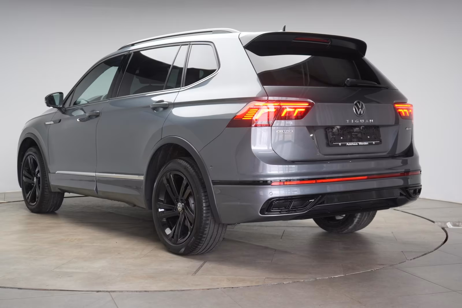 (B-606) Volkswagen Tiguan Allspace 2.0 TSI 4Motion DSG R-Line ACC/K - Image 4
