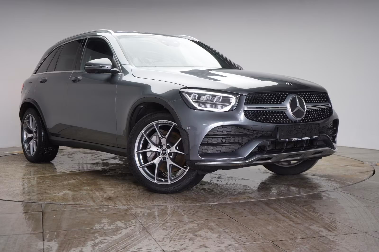 (B-587) Mercedes-Benz(Hybrid) GLC 300 e 4Matic 9G-Tronic AMG Temp/Kamera - Image 1