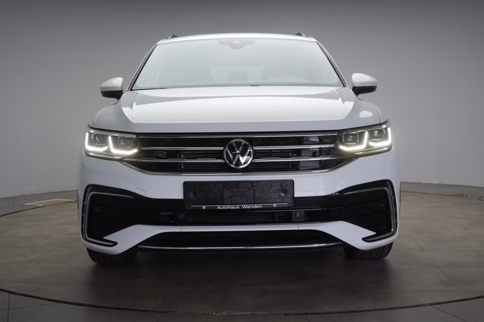 (B-655) Volkswagen Tiguan 2.0 TDI DSG R Line ACC/Virtual/Lane/AHK/ - Image 2