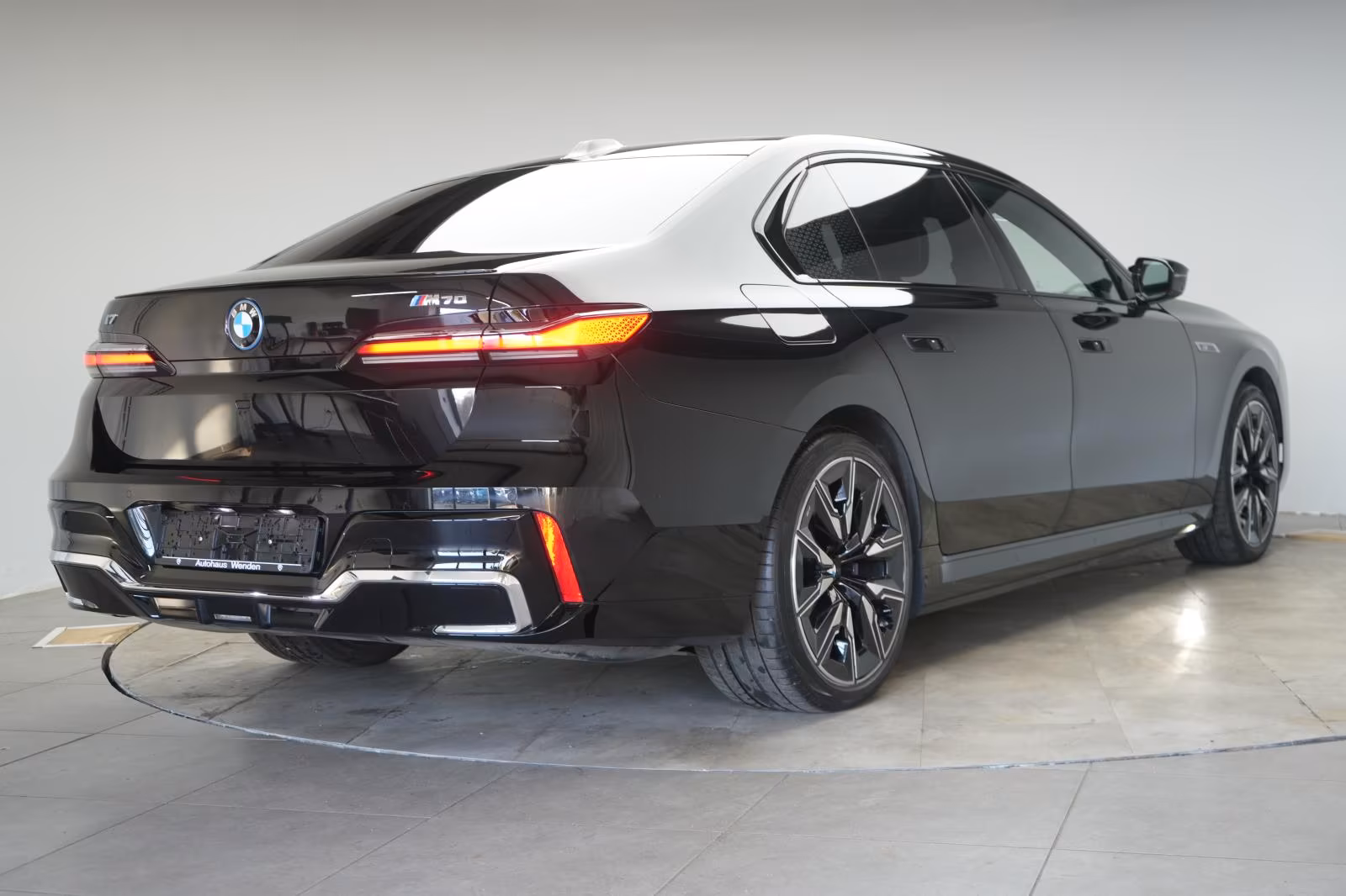 (B-275) BMW i7 M70 xDrive TheatreScreen/SkyLounge/HUD/B&W/Li - Image 5