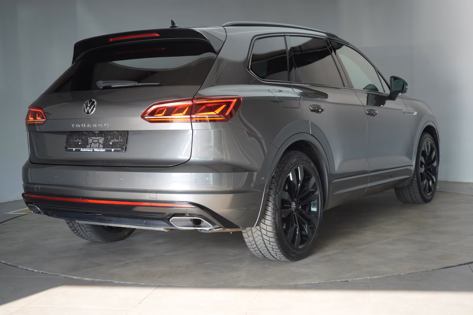 (B-599) Volkswagen Touareg 3.0 V6 TDI 4Motion DPF R-Line - Image 5