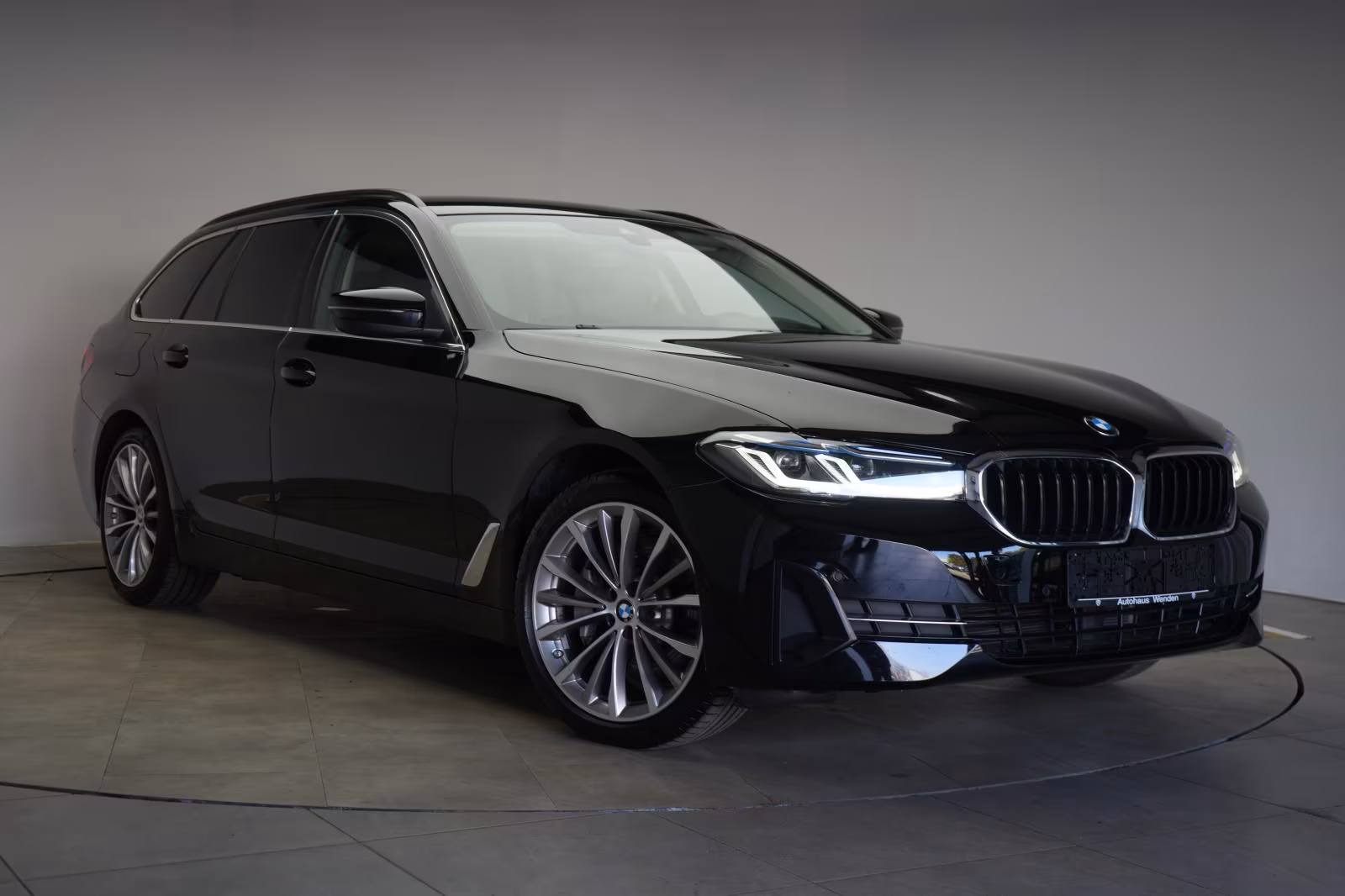 (B-464) BMW 530 i xDrive Touring Leder/Temp/HUD/Kamera/H&K/V - Image 1