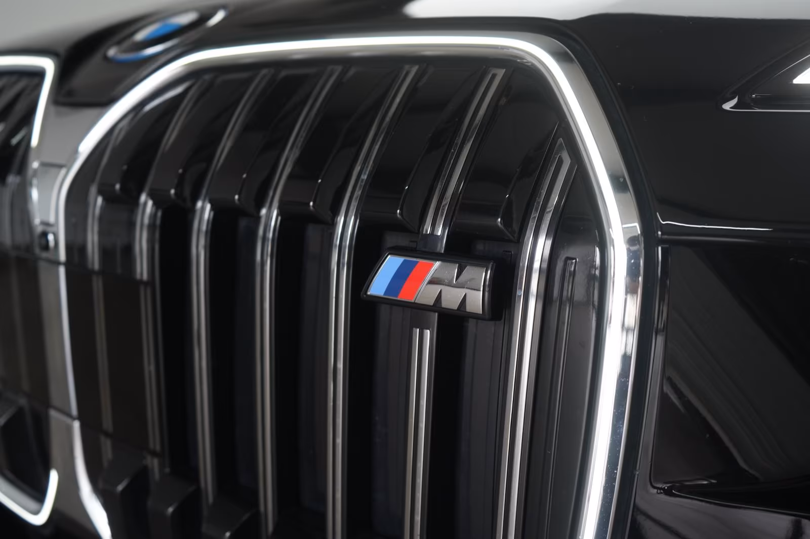 (B-261) BMW i7 M70 xDrive TheatreScreen/Sky Lounge/HUD/B&W/L - Image 27