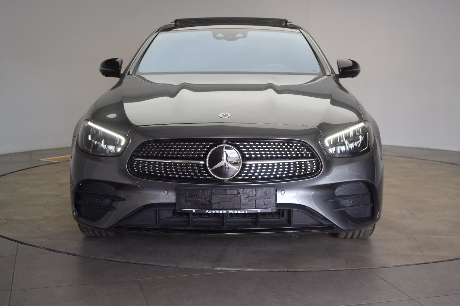 (B-575) Mercedes-Benz(Hybrid) E 300 de 4Matic 9G-Tronic AMG Distronic/Kamera/P - Image 2
