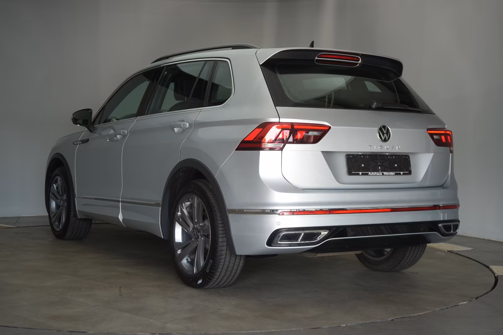 (B-648) Volkswagen Tiguan 2.0 TDI DSG R line ACC/Lane/Appconnect/AH - Image 4