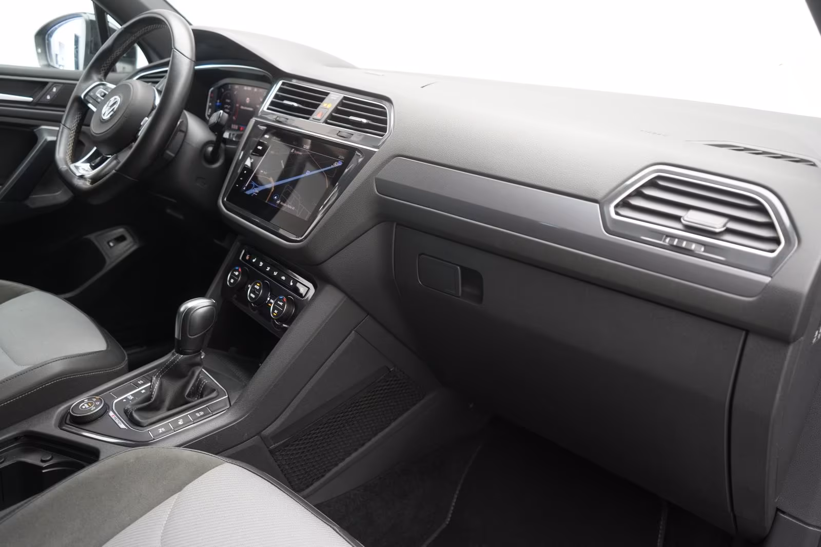 (B-592) Volkswagen Tiguan Allspace 2.0 TDI 4Motion DSG Highline R l - Image 10