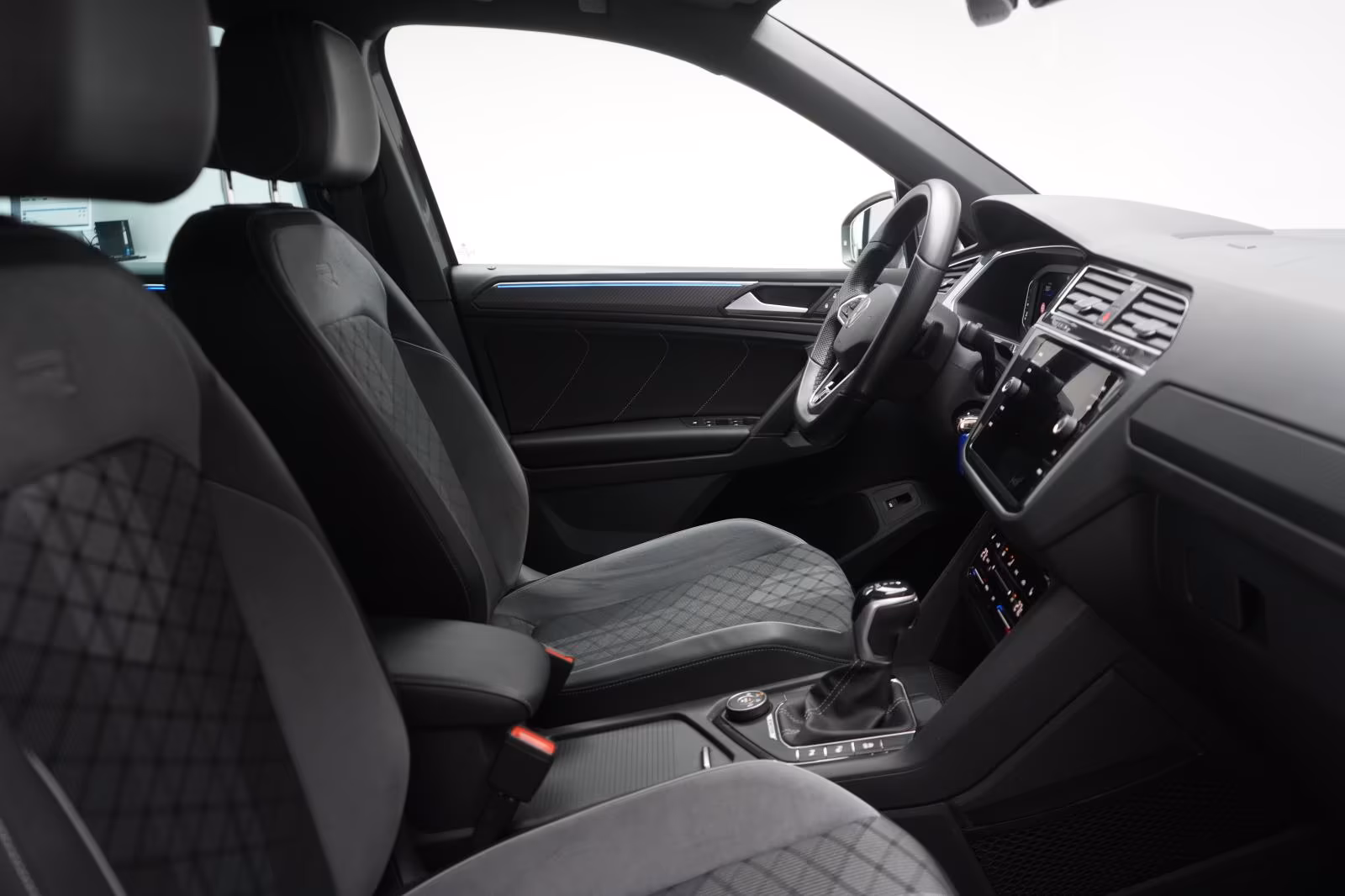(B-328) Volkswagen Tiguan 2.0 TDI 4MOTION DSG R-Line ACC/Virtual/La - Image 9