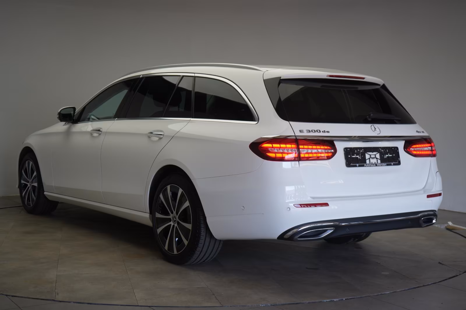 (B-222) Mercedes-Benz(Hybrid) E 300 de 4Matic T 9G-Tronic Avantgarde Temp/Ka - Image 4
