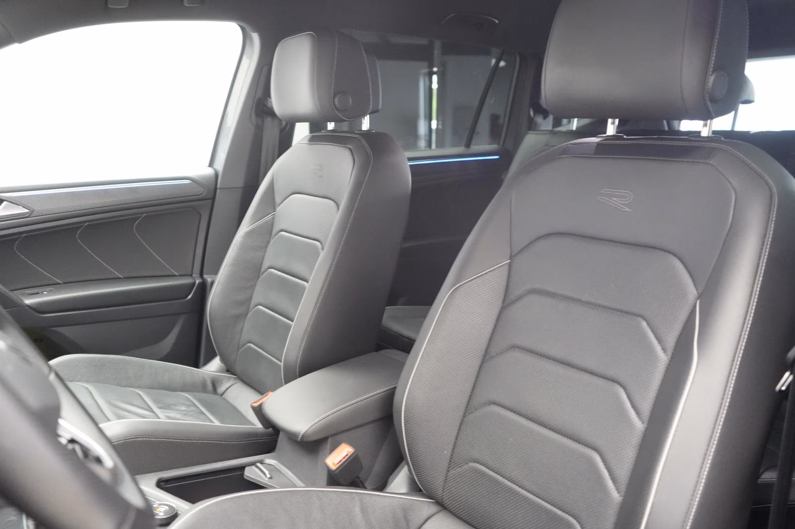 (B-516) Volkswagen(7chỗ) Tiguan Allspace 2.0 TSI 4Motion DSG R-Line Leder - Image 7