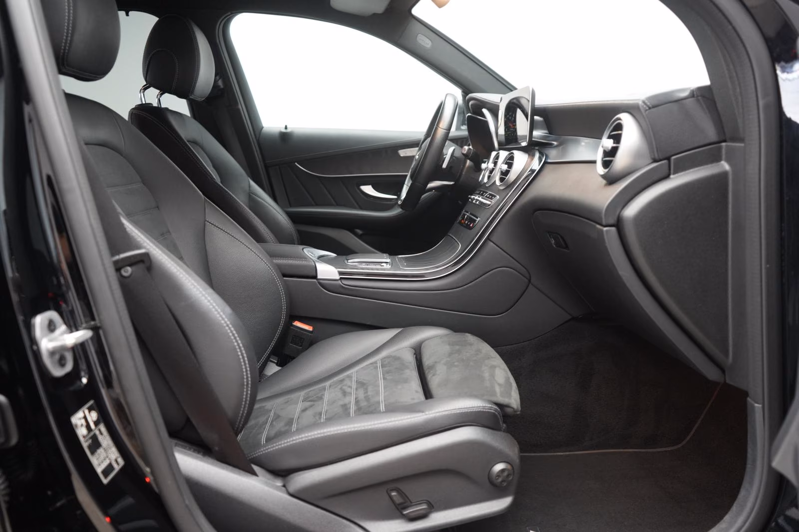 (B-515) Mercedes-Benz(Hybrid) GLC 300 de 4Matic 9G-Tronic AMG CarPlay/Tem - Image 9