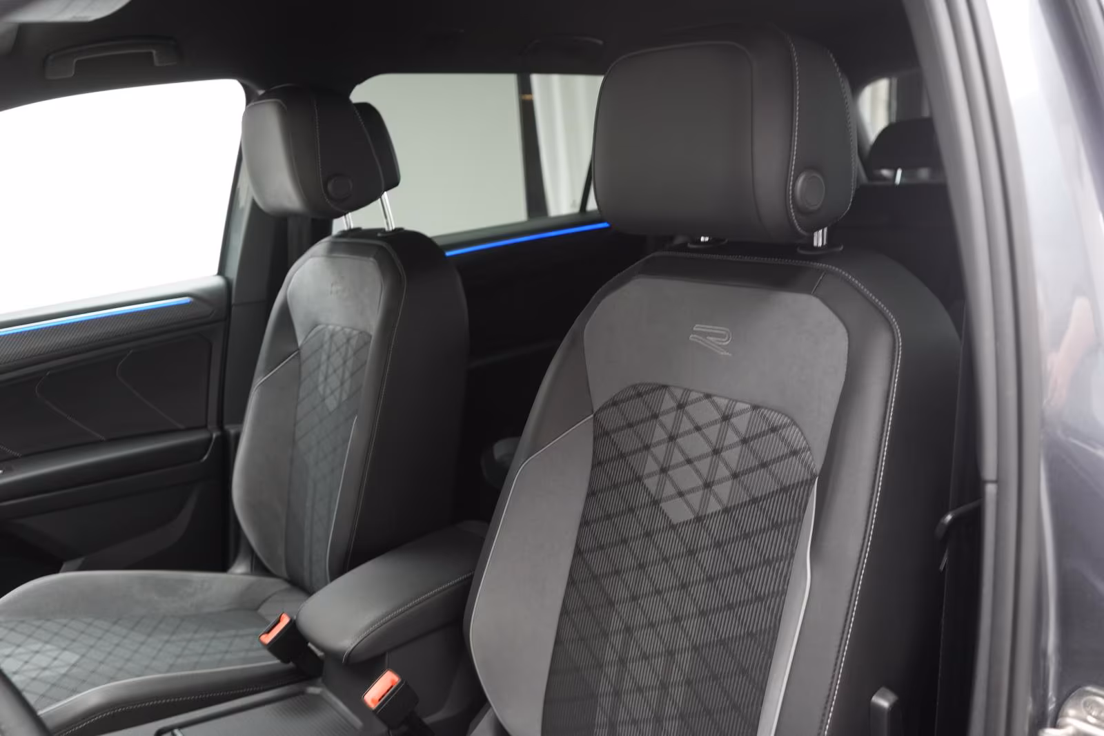 (B-537) Volkswagen Tiguan Allspace 2.0 TSI 4Motion DSG R-Line ACC/K - Image 7