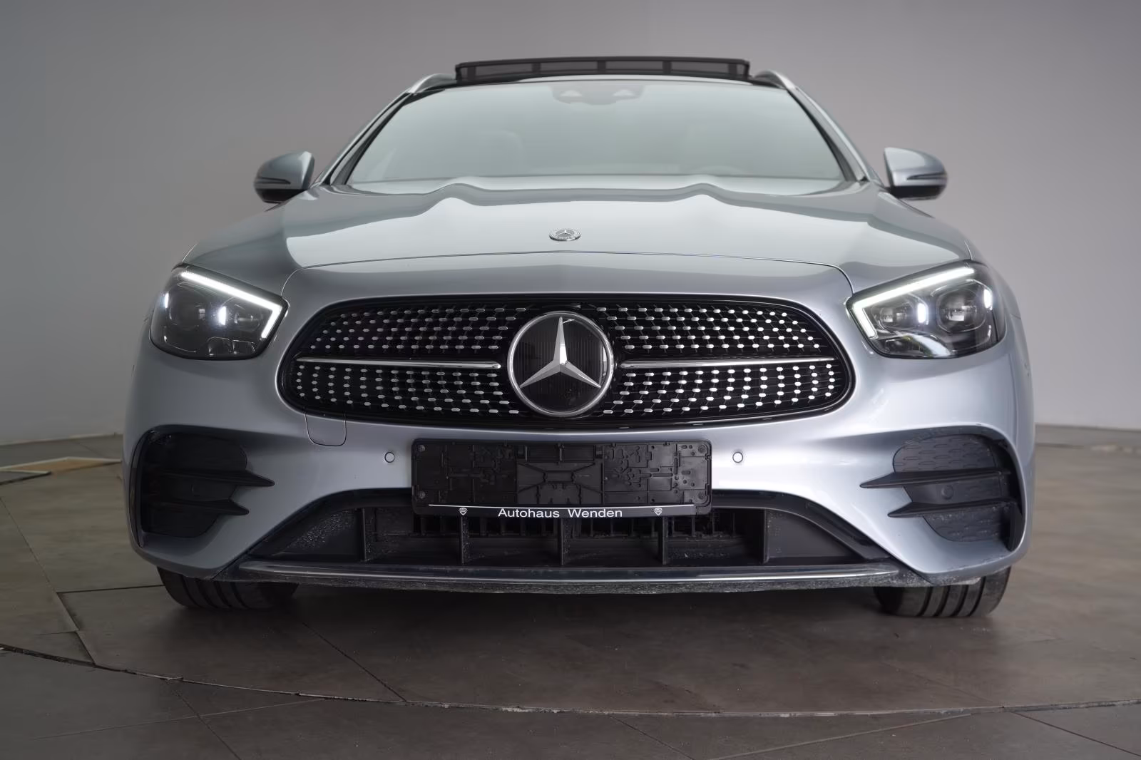 (B-141) Mercedes-Benz(Hybrid) E 300 de T 9G-Tronic AMG Distronic/Kamera/Pano - Image 1