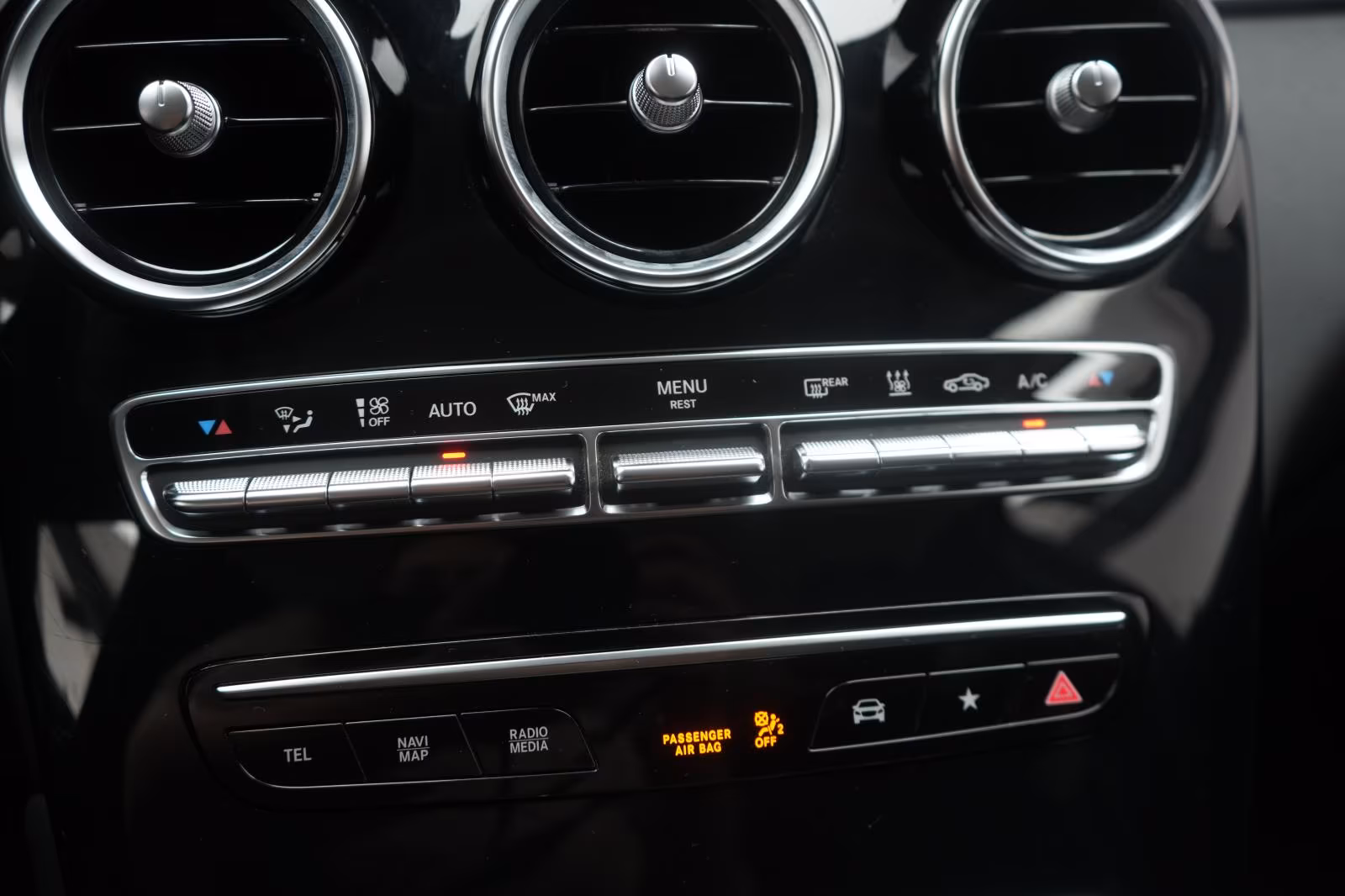 (B-144) Mercedes-Benz(Hybrid) GLC 300 e 4Matic 9G-Tronic AHK/Kamera/HUD/ - Image 13