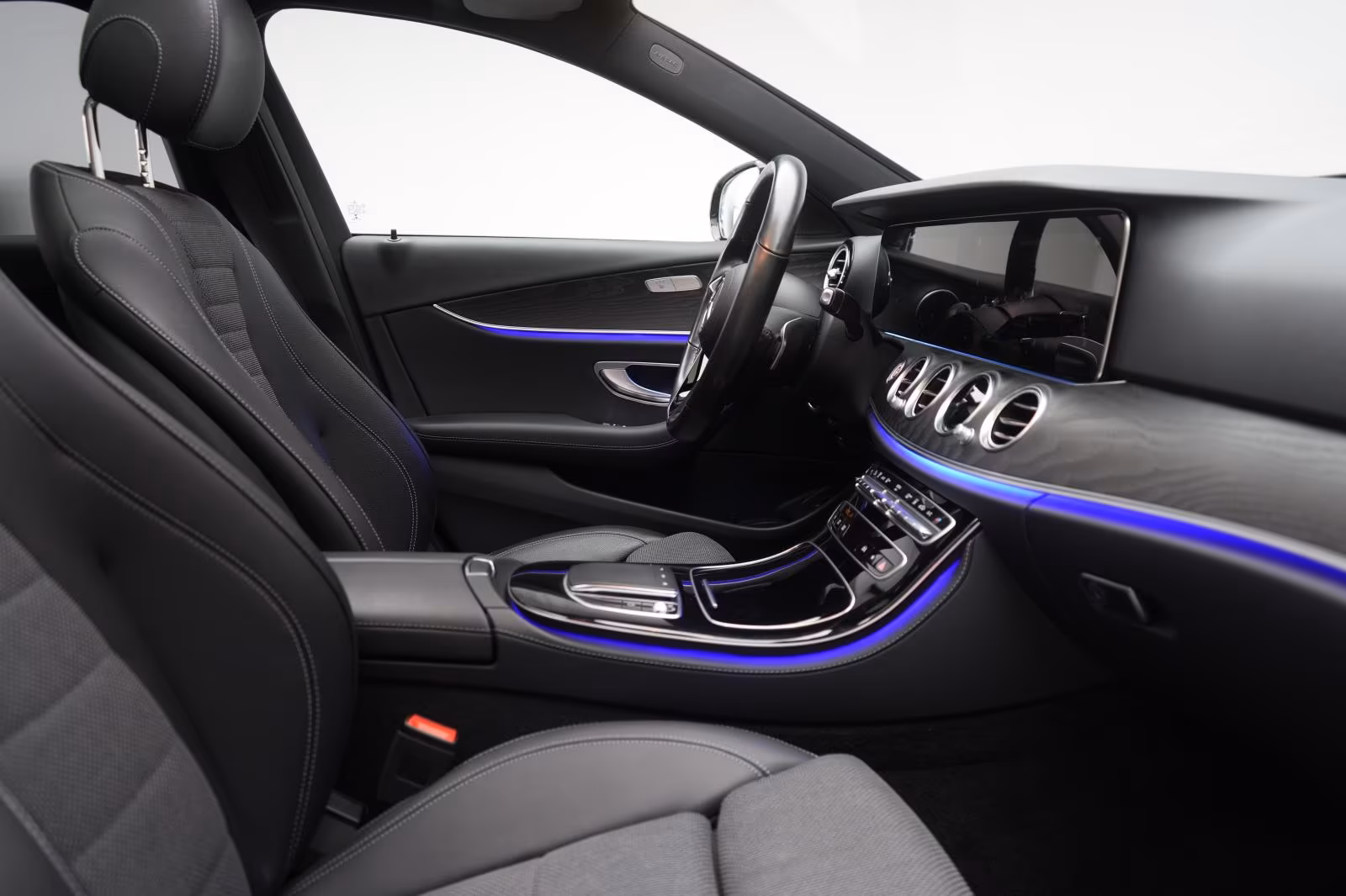 (B-647) Mercedes-Benz(Hybrid) E 300 de 9G-Tronic Avantgarde Distronic/Kamera/ - Image 9