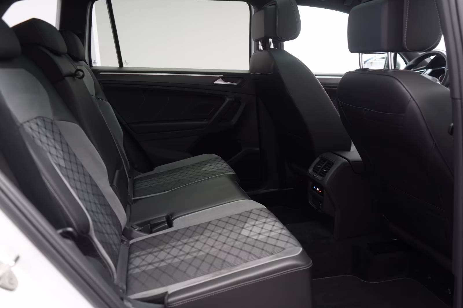 (B-609) Volkswagen Tiguan Allspace 2.0 TDI 4Motion DSG R-Line ACC/K - Image 11