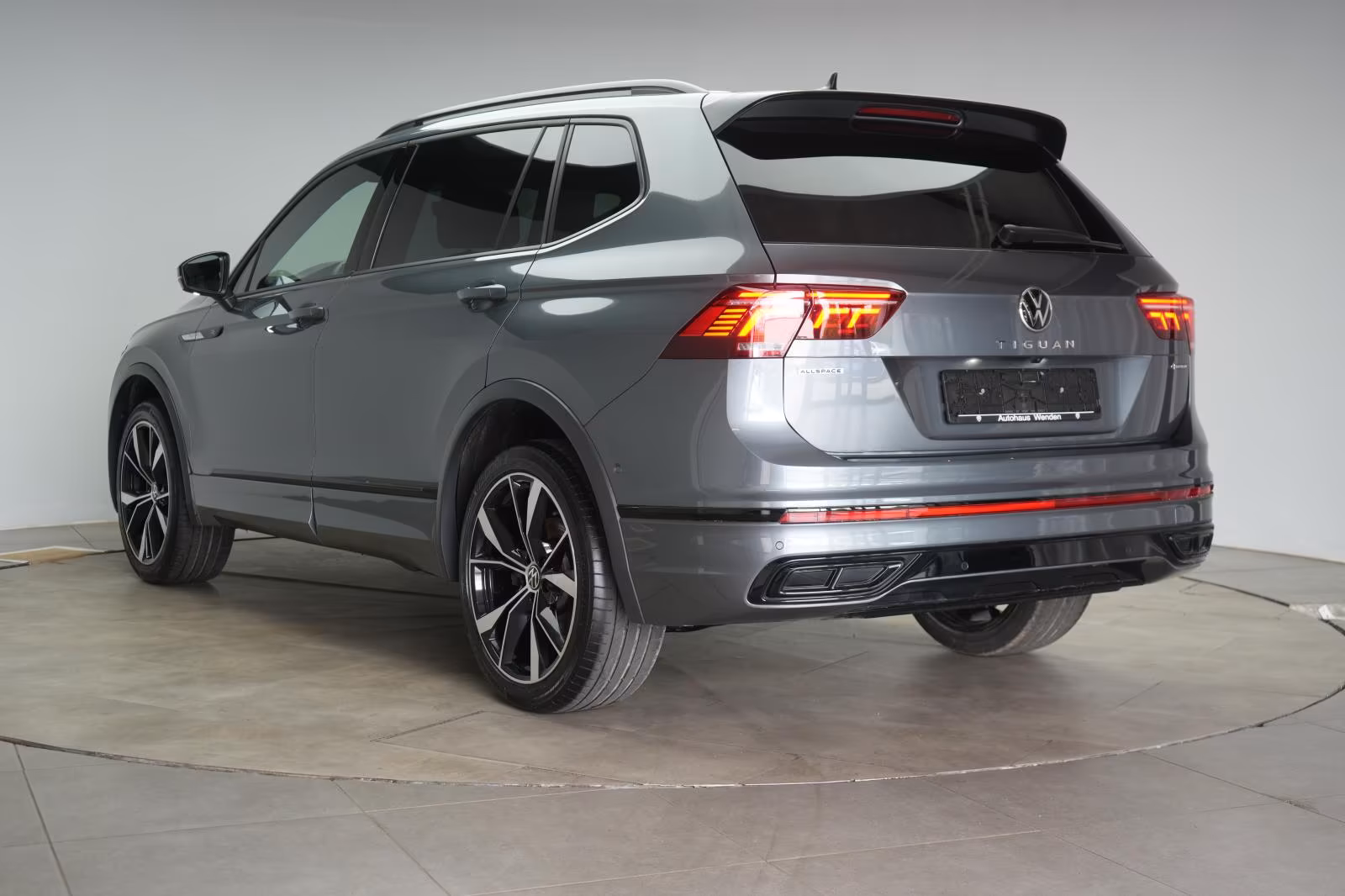 (B-537) Volkswagen Tiguan Allspace 2.0 TSI 4Motion DSG R-Line ACC/K - Image 4