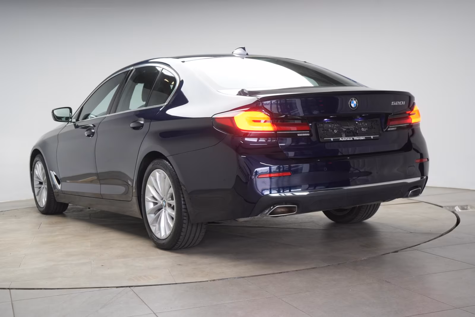 (B-568) BMW 520 i Luxury Line - Image 4