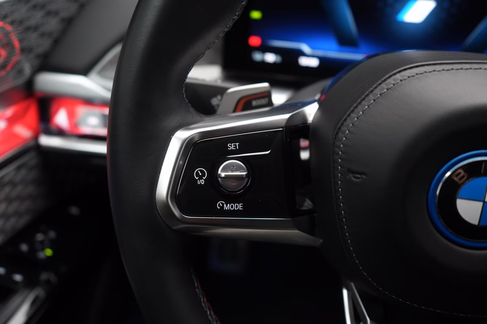 (B-261) BMW i7 M70 xDrive TheatreScreen/Sky Lounge/HUD/B&W/L - Image 16