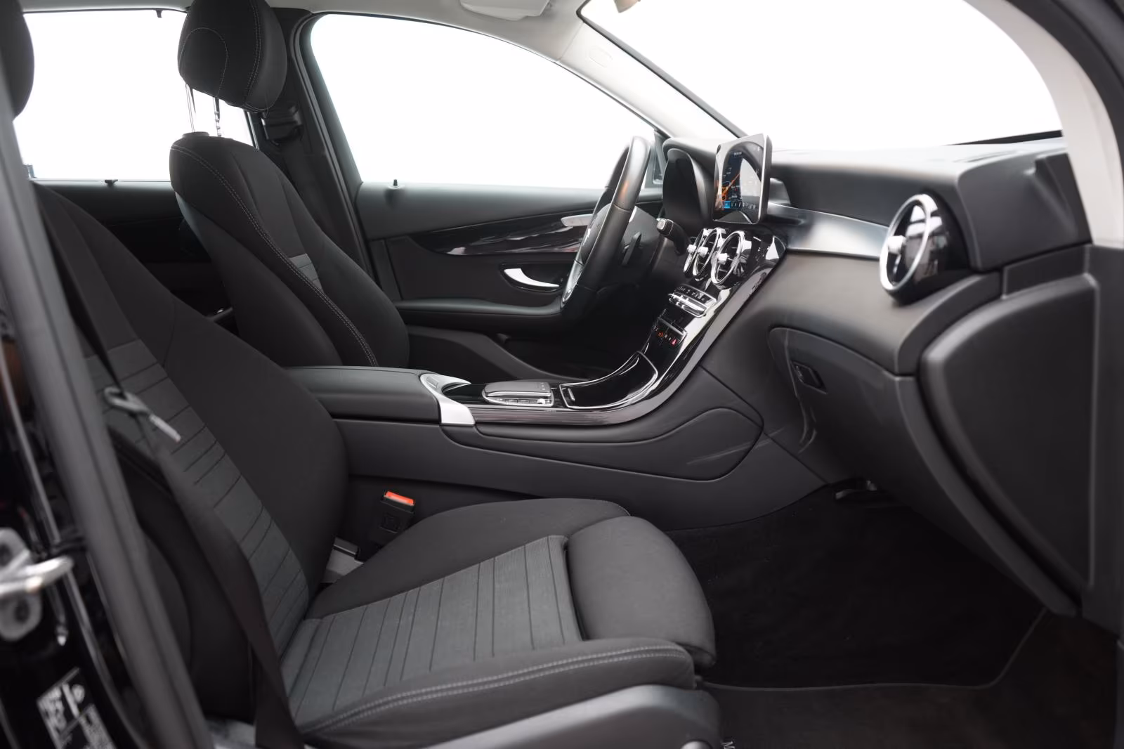 (B-376) Mercedes-Benz(Hybrid) GLC 300 e 4Matic 9G-Tronic Temp/Kamera/AHK/ - Image 9