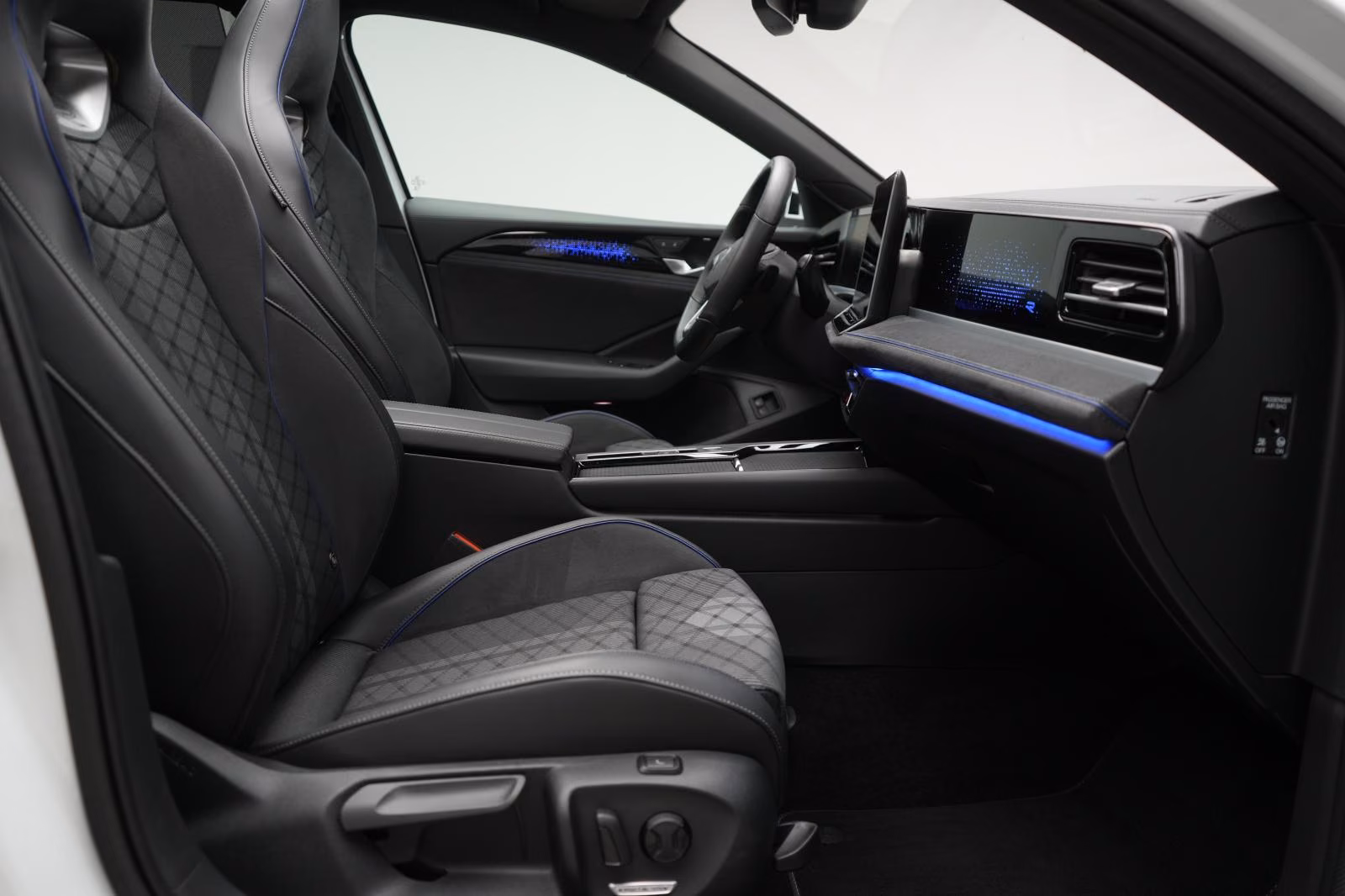 (B-479) Volkswagen(Hybrid) Passat 1.5 e-Hybrid DSG R-Line ACC/Kamera/Pano/L - Image 9