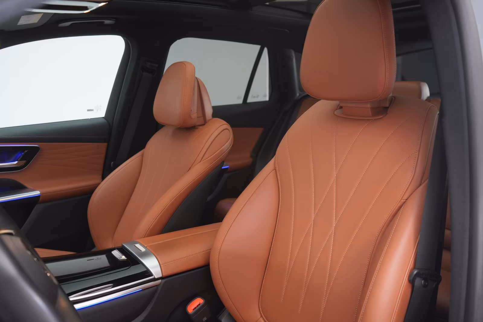 (B-232) Mercedes-Benz(Hybrid) GLC 300 e 4Matic 9G-Tronic AMG Leder/Distronic/ - Image 7