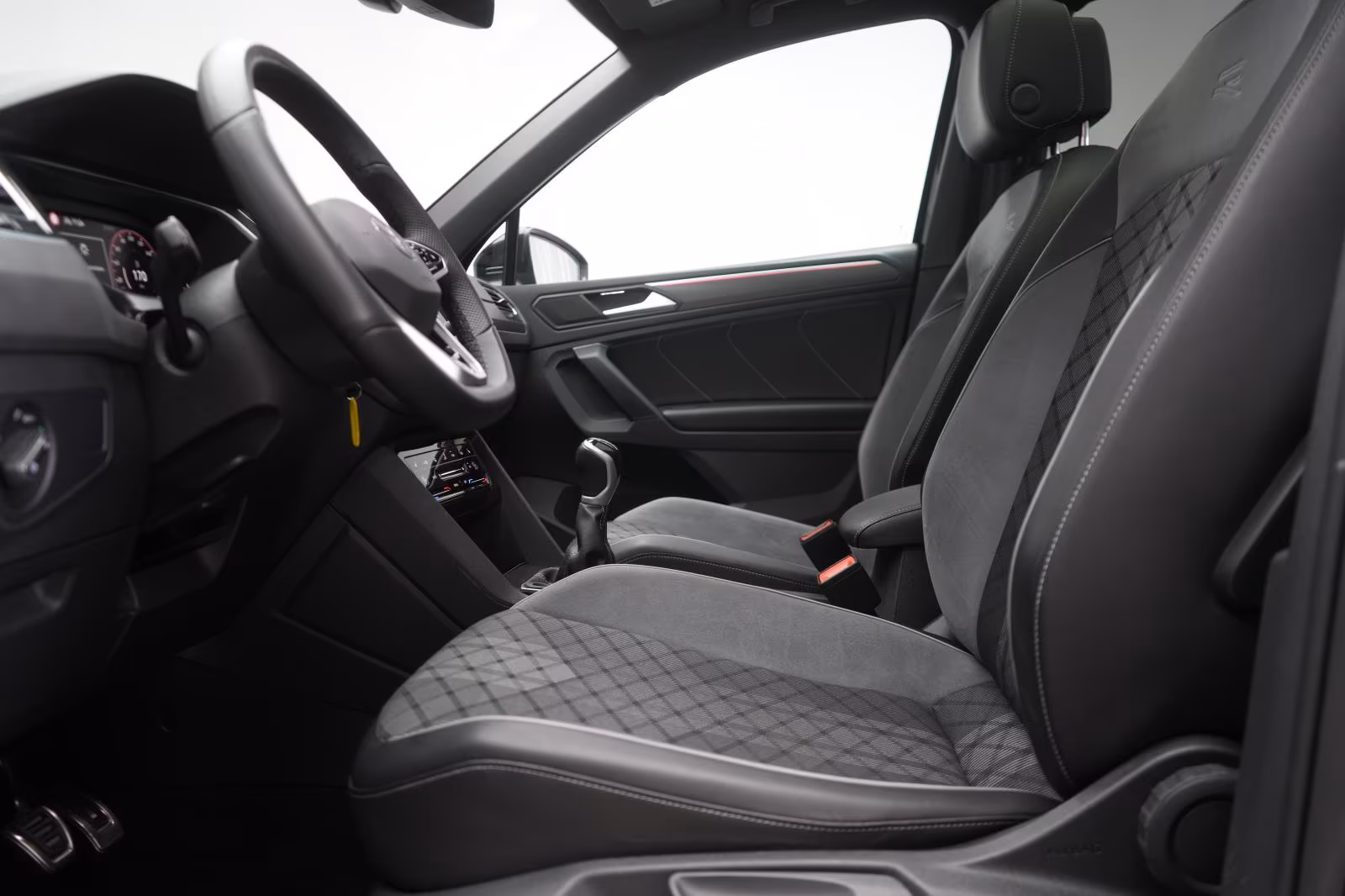 (B-164) Volkswagen Tiguan 2.0 TDI R-Line CarPlay/ACC/Virtual/Pano/A - Image 6